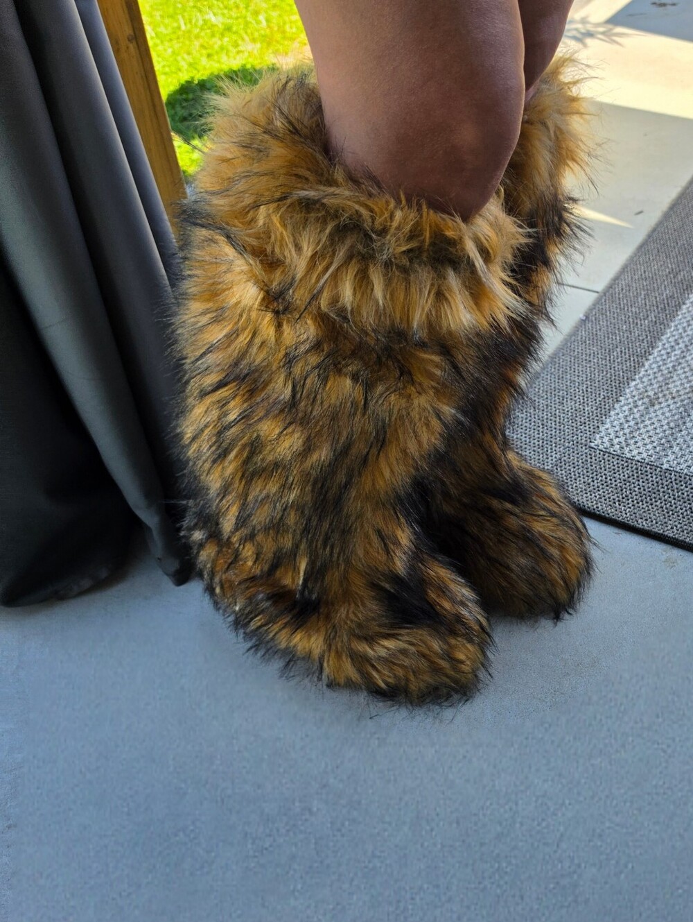 Faux Fur Cozy Boots in Brown/Black 6.5